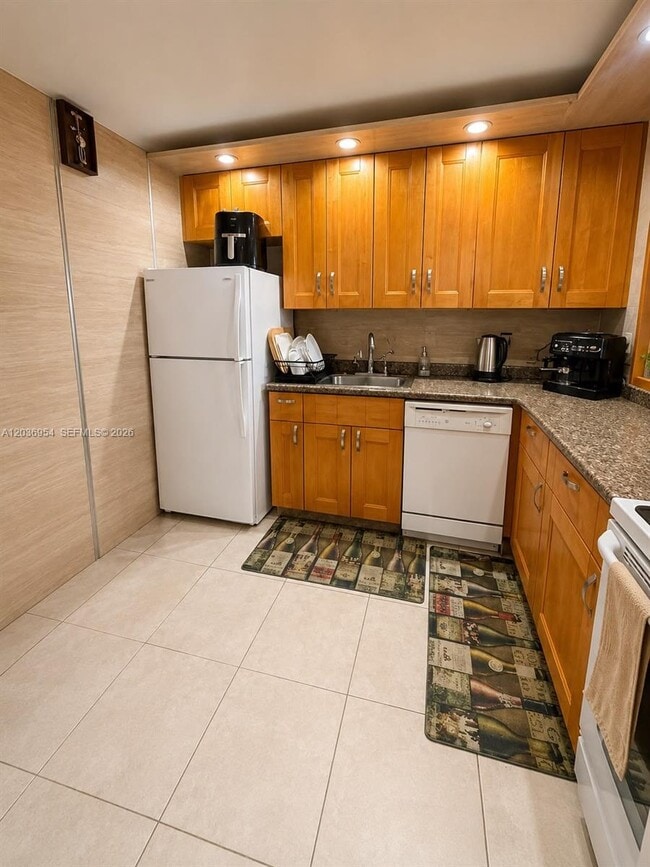 Building Photo - 1000 Parkview Dr