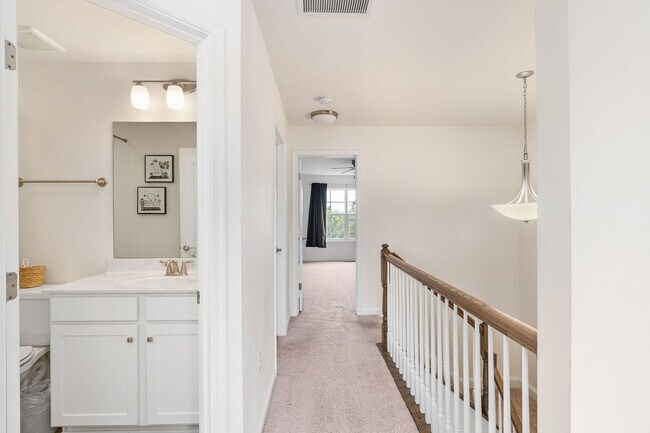 Building Photo - LIKE-NEW 3-LEVEL TOWNHOME IN FREDERICKSBURG