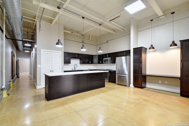 Building Photo - 3363 E Commerce St