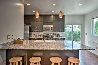 Building Photo - 462 E Haven Ave