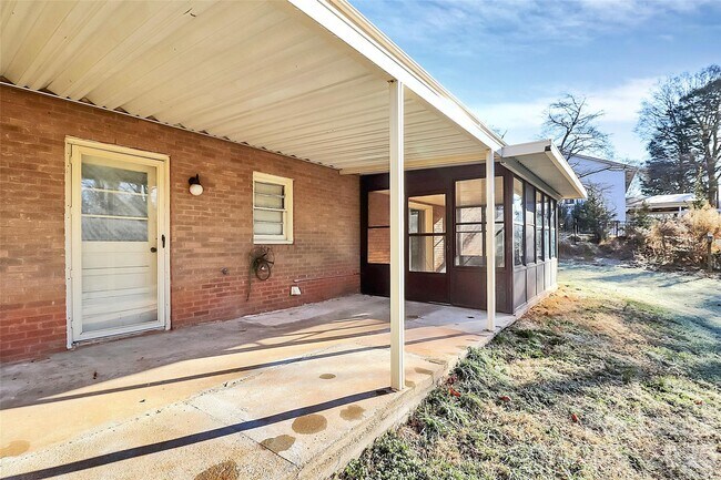 Building Photo - 526 Julia Ave