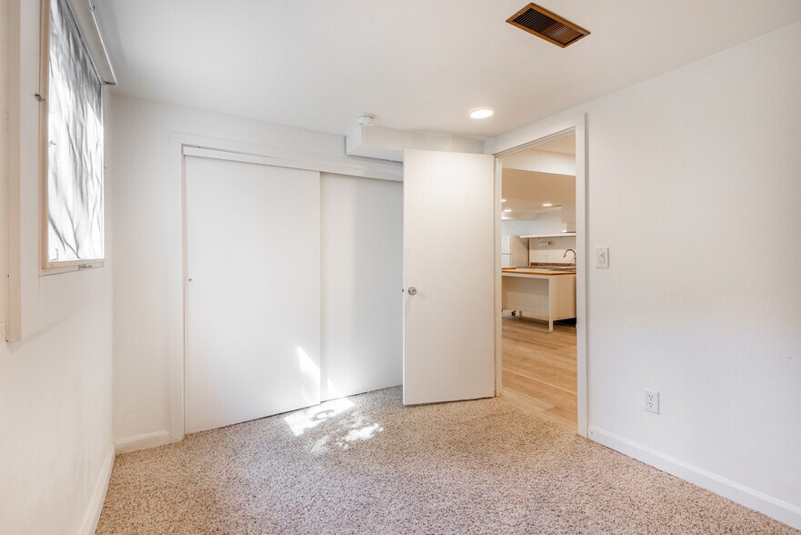 Building Photo - 2306 SE Caruthers St