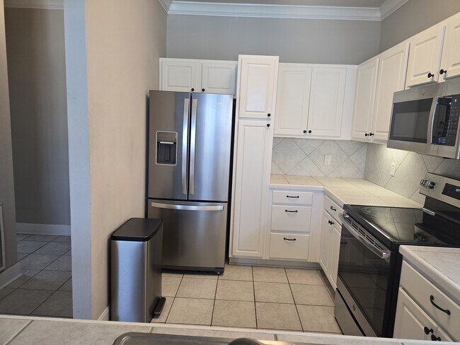 kitchen stainless appliances - 801 Luther St W