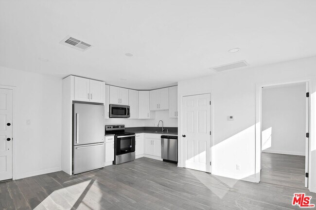 Building Photo - 1610 S Beverly Glen Blvd