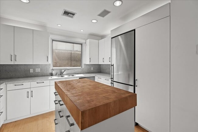 Building Photo - Modern 2BR Architectural + Rooftop in Prim...