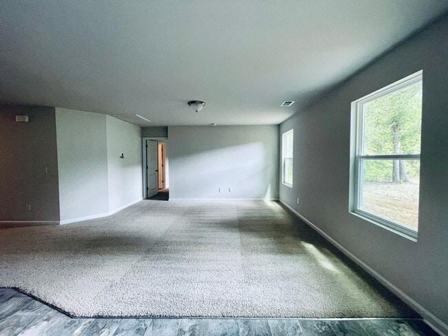 Building Photo - Gorgeous 4bed/3bath home w/ Fenced Yard in...