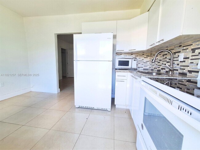 Building Photo - 1542 NE 109th St