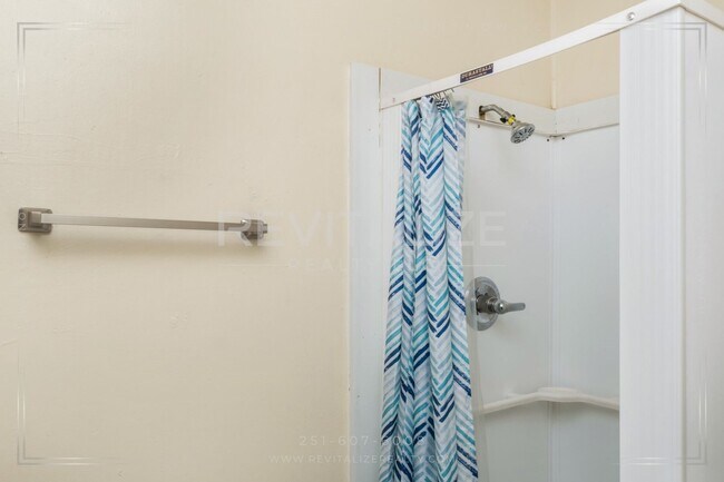 Building Photo - Charming & Low-Maintenance Home