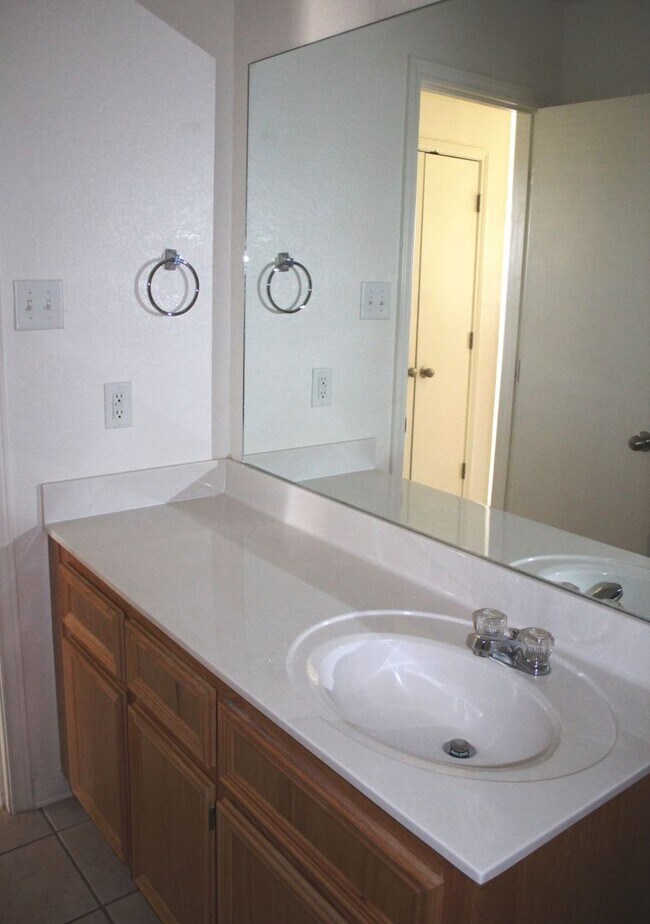 Building Photo - 1402 Chips Dr