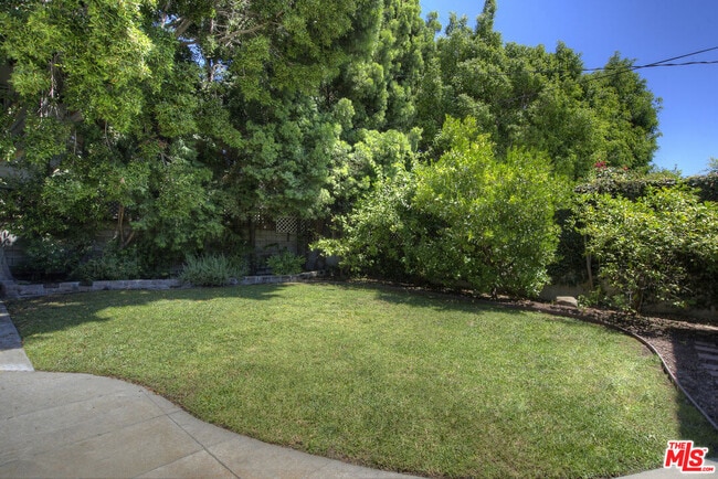 Building Photo - 448 Westmount Dr