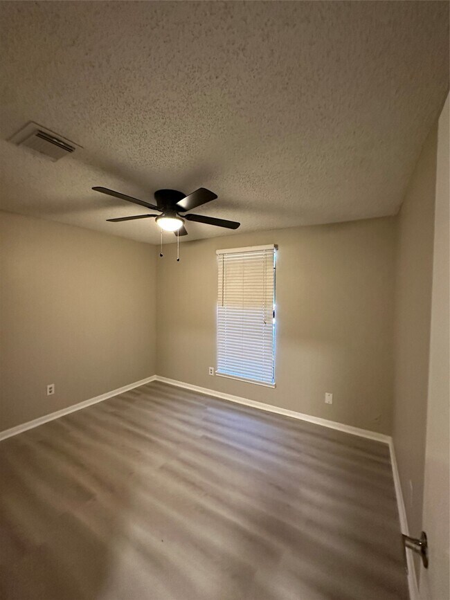 Building Photo - 15935 Kenbrook Dr