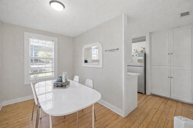 Building Photo - Cherrywood Duplex 7 Bedroom 4 Full Baths