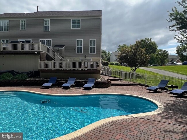 Building Photo - 8002 Middlebury Dr