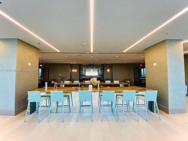 Building Photo - 700 NE 26th Terrace