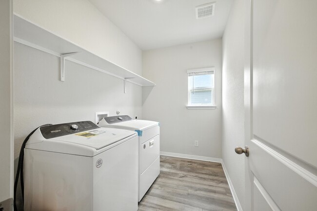 Building Photo - 104 Capella Wy