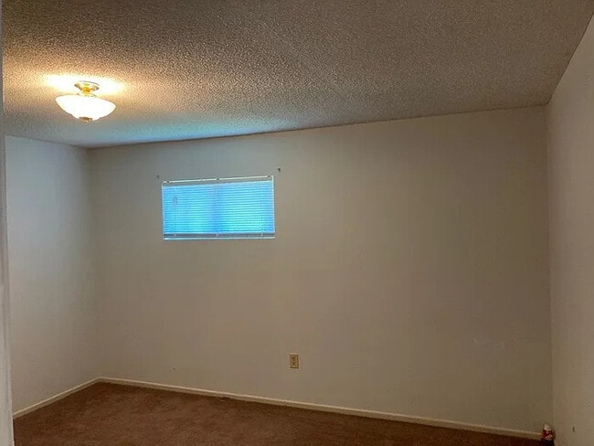 Building Photo - Broadway Lake Apartment