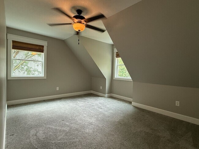 Building Photo - 4 bedroom 2.5 bath near Lake Shawnee