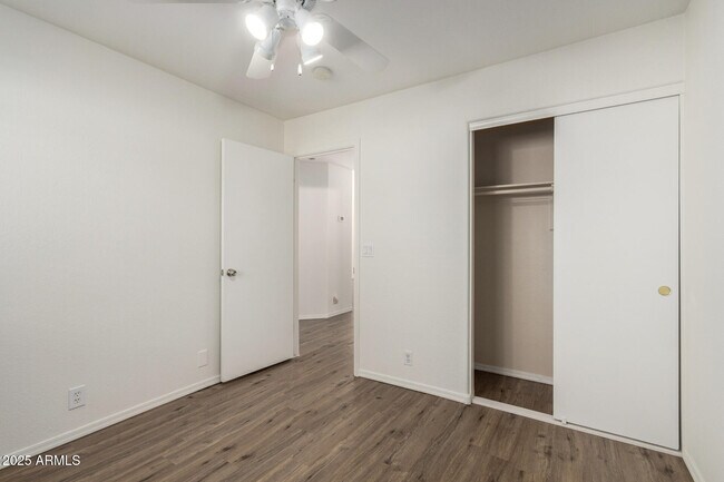Building Photo - 1328 E Binner Dr