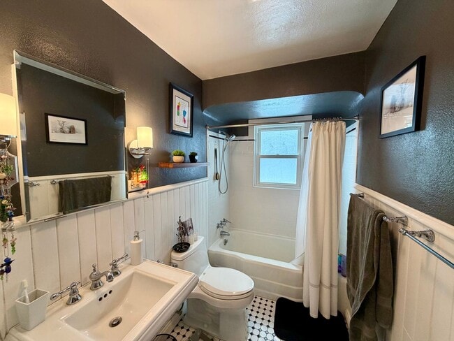 Building Photo - 3 Bed 1.5 Bath Single Family Home in Scholfield