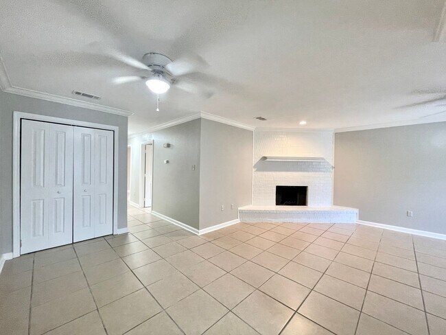 Building Photo - 14911 Central Woods