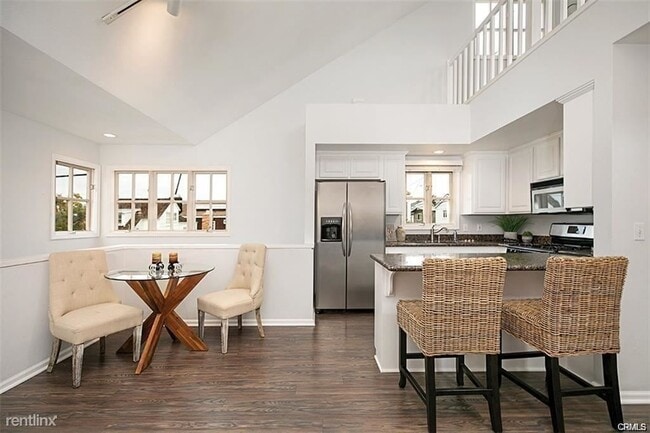 Building Photo - 2 br, 1.5 bath Condo - 416 .5 Acacia Avenue