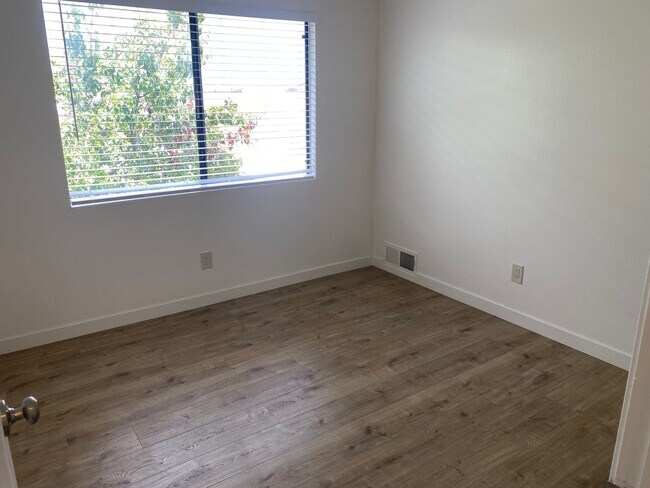 Building Photo - 2BR/2BA Upstairs Condo with Two-Car Garage