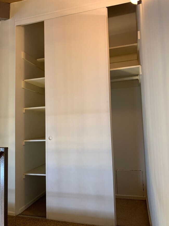 Building Photo - End Unit 2 bedroom, 2 bath Townhouse