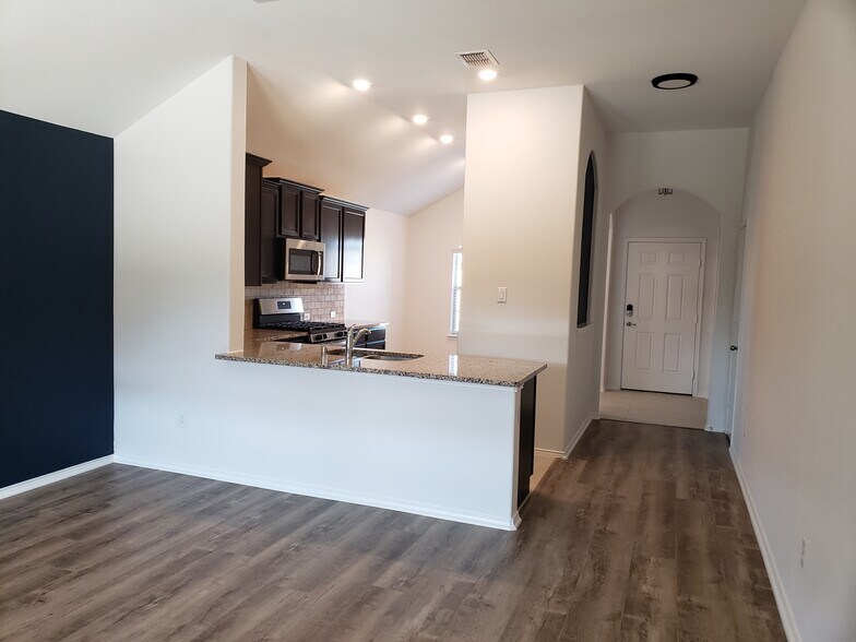 Peninsula with seating for 4 - 14557 Serrano Ridge Rd