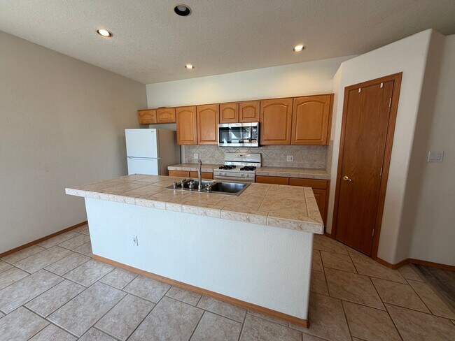Building Photo - Roomy 3 Bedroom 2 Bathroom Home In Quintessence!