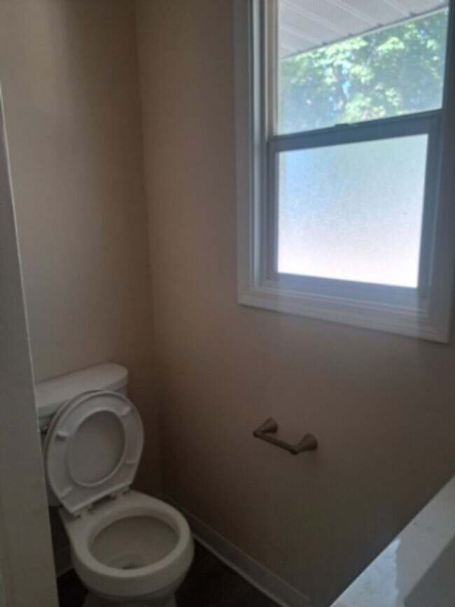 Building Photo - Dishman Hills 4 Bedroom 1 1/2 Bath Rancher