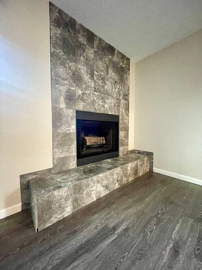 Building Photo - 3 Bed 2 Bath Townhouse, newly renovated!