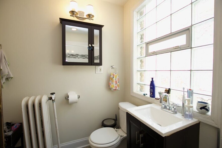 Building Photo - 733 Elm