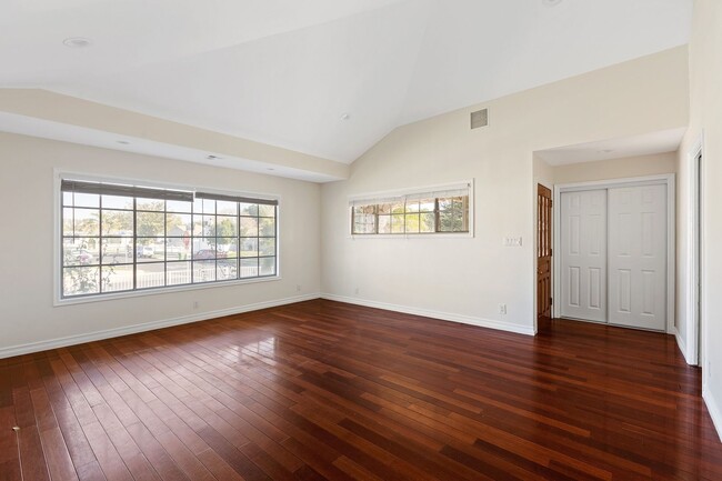 Building Photo - Gorgeous 3-Bedroom Home in Reseda!