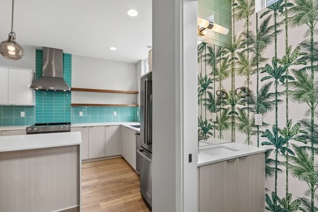 Building Photo - Stunning Standalone Townhome In Coveted Lincoln Park w/ AC (1st Month Free)