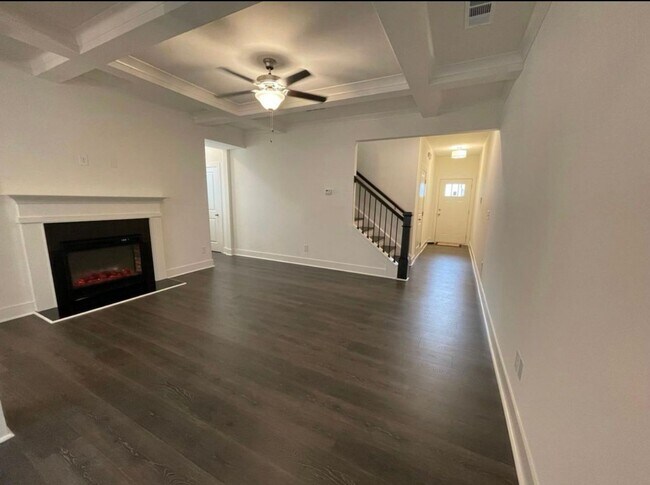 Building Photo - Beautiful end unit townhouse in the Townes...