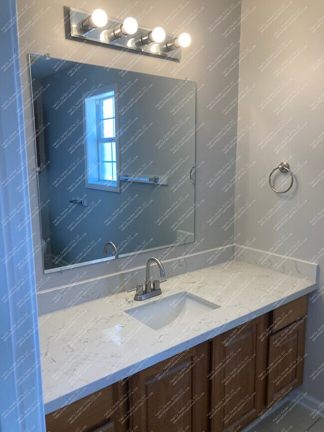 Building Photo - 340 Gloria St