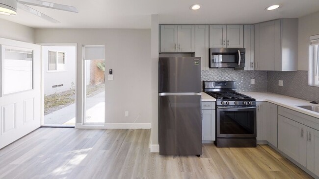 Building Photo - 3BD/1BA on Montezuma! (Lease out, pending ...