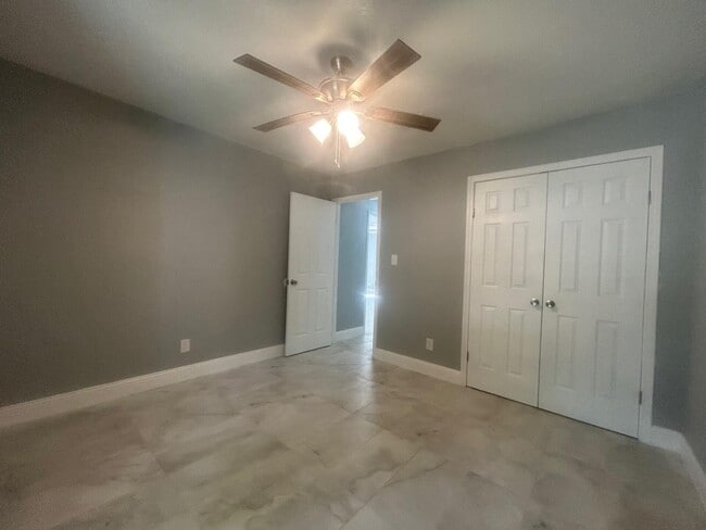 Building Photo - 7923 Oak Forest Dr