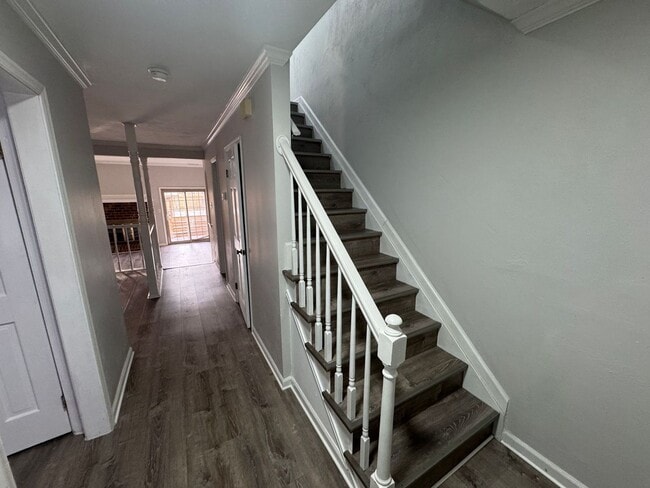 Building Photo - Charming, end-unit brick townhome! *ASK ABOUT OF ZERO DEPOSIT*