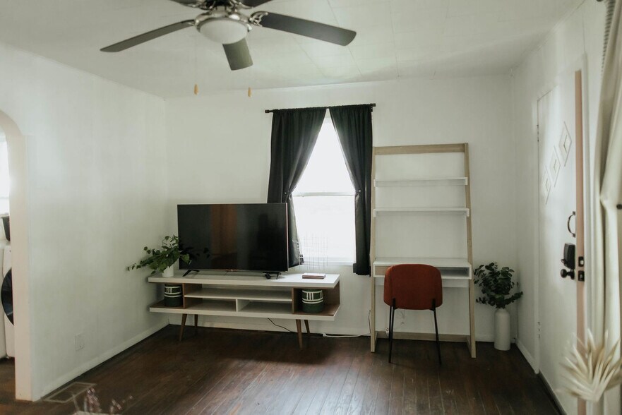 Building Photo - 2526 S Madison St