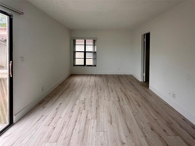 Building Photo - 2580 Coral Springs Dr