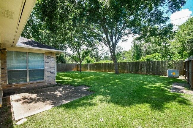 Building Photo - 2303 Old Dixie Dr