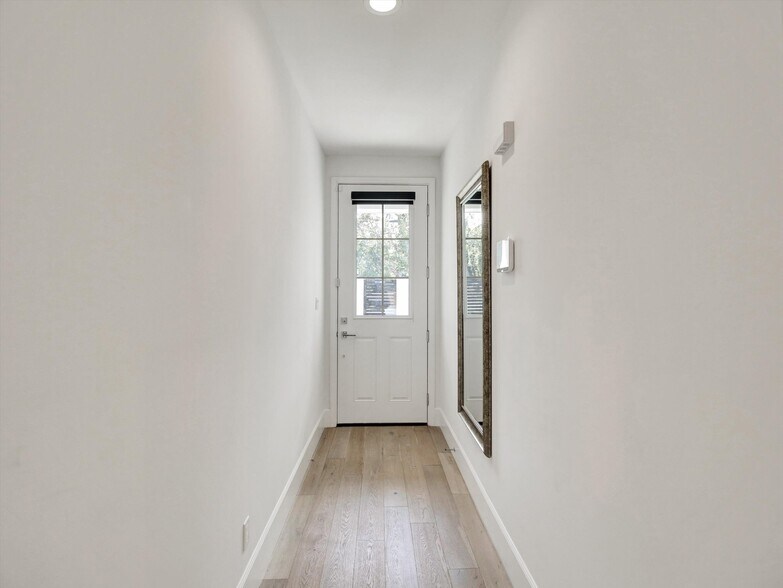 Building Photo - 10593 Kinnard Ave