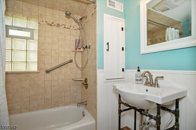 Building Photo - 63 Iroquois Trail