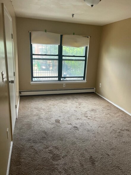 Building Photo - 940 E 181st St