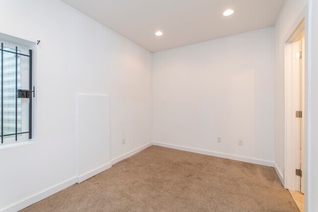 Building Photo - 1632 N Sydenham St