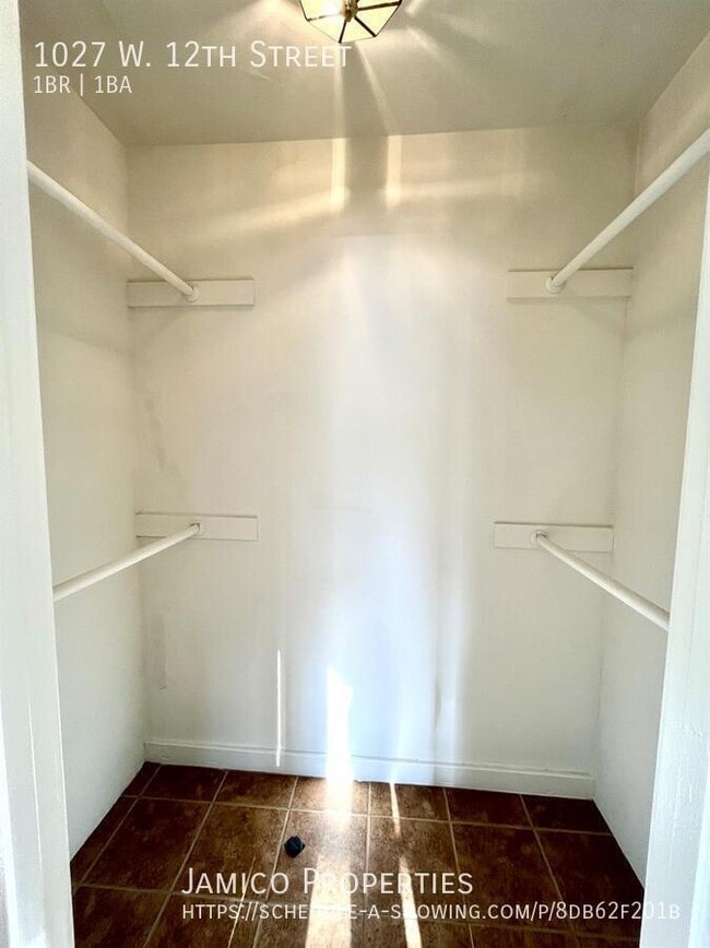 Building Photo - 1027 W 12th St