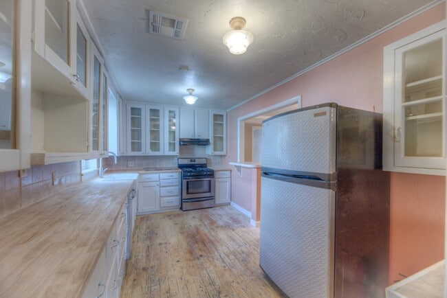 Building Photo - 544 S Oswego Ave