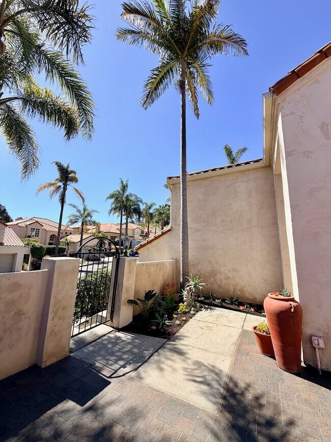 Building Photo - For Rent Available Now - Furnished House 3+BR 2.5Ba in Del Mar, charming furnished home in the hi...
