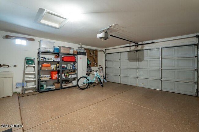 Building Photo - 1402 E Cherry Hills Dr